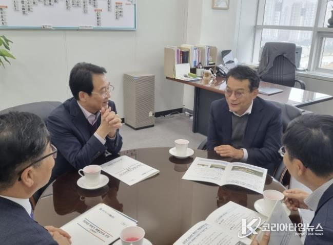 강진원 강진군수가 지난 21일 행안부 지방재정경제실장을 만난 자리에서 2024년 하반기 특별교부세 지원을 건의하고 있다.