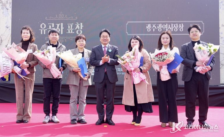 강기정 광주광역시장이 28일 오전 서구 상무시민공원 종합운동에서 열린 '제3회 광주시 사회복지 종사자 한마음체육대회‘에 참석해 행사에 앞서 기념촬영을 하고 있다./광주광역시 제공