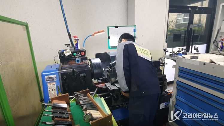 한 직업계고 학생이 CNC 선반 직종에서 축 가공 과제를 수행하고 있다. 광주 직업계고 학생들이 지난 7~11일 2025 지방 기능경기대회에서 금 27개, 은 26개, 동 20개, 우수 2개, 장려 13개 등 총 88명이 입상하는 등 우수한 성과를 거뒀다./ 제공 광주광역시교육청