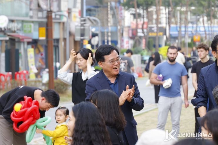 진교훈 서울 강서구청장(가운데)이 18일(금) 발산역 1번 출구 인근 광장에서 열린 ‘마곡문화거리 버스킹, 플레이 온 마곡(Play On! Magok)’ 현장을 찾아 주민들과 함께 거리공연을 즐기고 있다.
