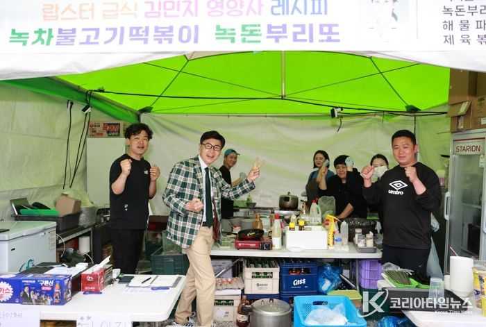 제48회 보성다향대축제, 지역 손맛으로 만든 착한 먹거리 축제 실현_보성의 특산물을 활용한 ‘다인정’은 녹돈으로 만든 ‘녹돈가스, 녹돈불고기떡볶이, 녹돈부리또’를 팔고 있다.