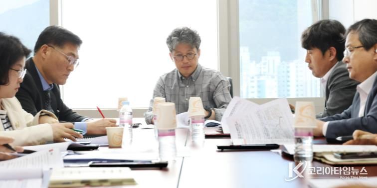 조성직 부구청장이 현안점검 회의 진행하는 모습