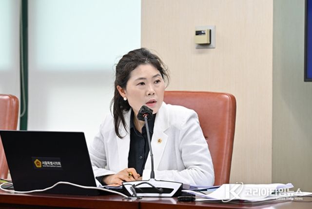 구미경의원이 331회 정례회 기획경제위원회 회의에서 질의를 하고 있다.
