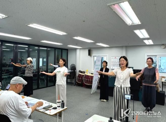 달성문화도시센터 시니어연극 '배달성전' 개최 사진 2(공연에 참여하는 시니어들이 연습에 몰두 중이다.)