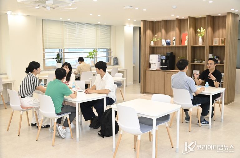 달성청년마당 개소 사진 3(달성군 청년 공간 ‘달성청년마당’(달성이룸캠프 4층)에서 청년들이 자유롭게 소통하고 있다. 카페처럼 아늑하게 꾸며진 이 공간은 청년들의 소통과 교류를 위한 열린 장소다.)