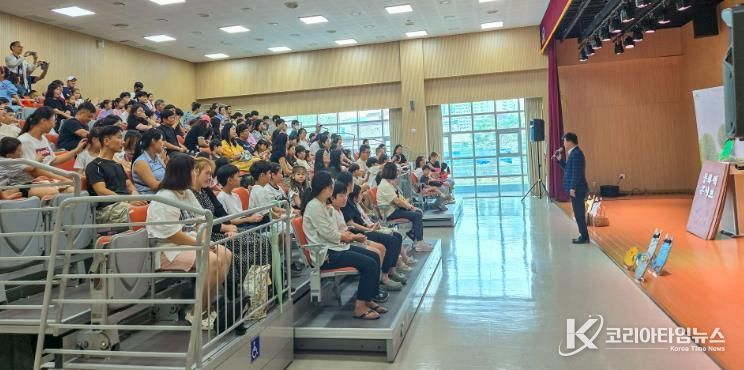 최충규 대덕구청장이 7일 대덕구 석봉도서관에서 ‘9월 독서의 달’ 기념 문화공연 ‘동화책 콘서트’에 참석해 공연을 관람하러 온 가족들에게 인사를 전하고 있다.