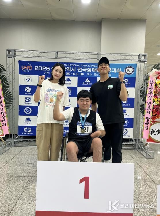 왼쪽부터 이새로미 감독, 최영준 선수, 양정민 코치