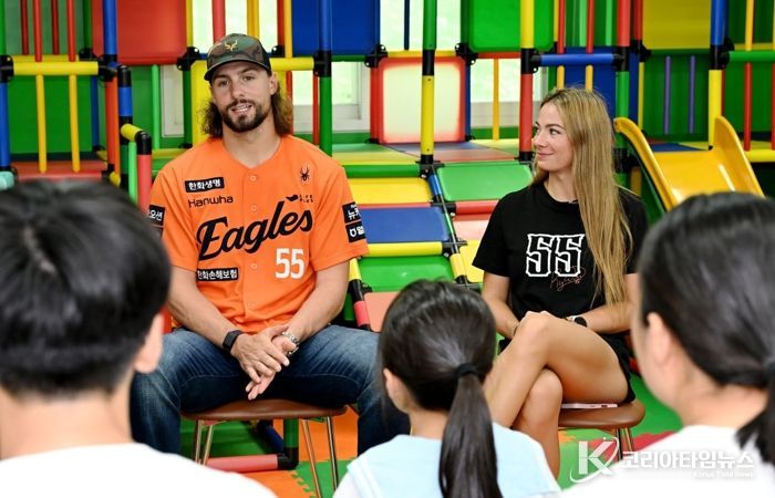 한화 이글스 와이스 부부, 중구 아동양육시설 방문‘우리 집에 놀러와’