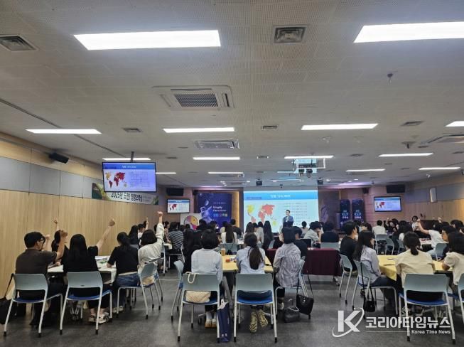 수성구청 직원들이 ‘도전! 청렴오락실’ 프로그램에 참여하여 청렴 퀴즈를 풀고 있다.