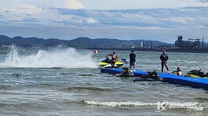 포항시는 21일 포항 영일대해수욕장에서 ‘2025 포항시장기 전국 수상오토바이 챔피언십’을 개최했다.