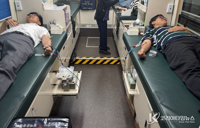 수성구청 직원이 ‘사랑나눔 헌혈행사’에 참여하고 있다.