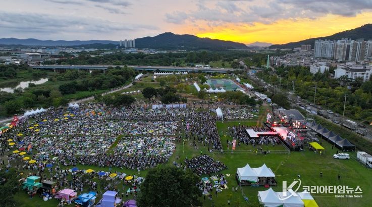 지난 20일과 21일 황룡친수공원에서 열린 제3회 광산뮤직ON페스티벌 행사장 전경. 이틀간 9만 5,000여 명이 찾아 가을의 낭만과 감성을 즐겼다.
