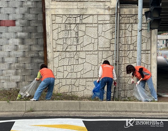22일 직능단체 회원 50여 명 구역별 주요 도로변 환경정화 활동