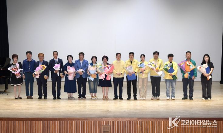 고광완 광주광역시 행정부시장은 24일 5·18기념문화센터 민주홀에서 열린 ‘제50주년 민방위대 창설 기념식’에 참석해  민방위 발전에 기여한 유공자들에게 표창을 수여한 후 기념촬영을 하고 있다.  /광주광역시 제공