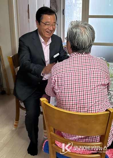 이현재 하남시장이 취약계층 가정에 직접 찾아 격려하고 생활 불편 사항을 살피며 안부를 확인하고 있다.