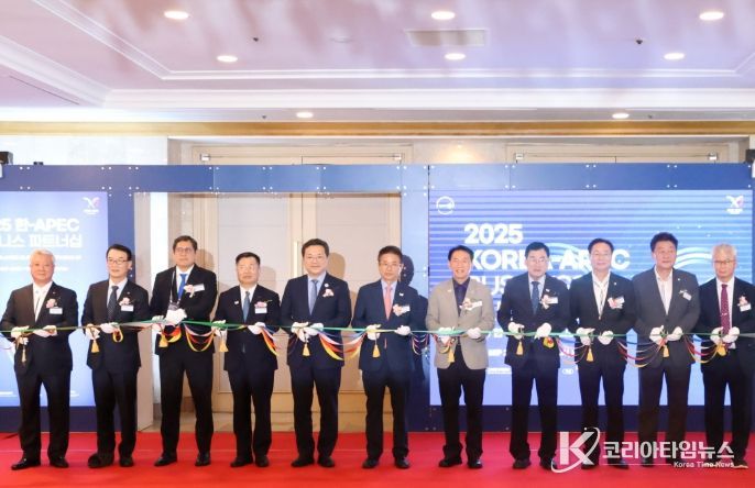 24일 경주 라한셀렉트 호텔에서 열린 ‘2025 한-APEC 비즈니스 파트너십’ 개막식에서 주요 내빈들이 테이프 커팅을 하고 있다.