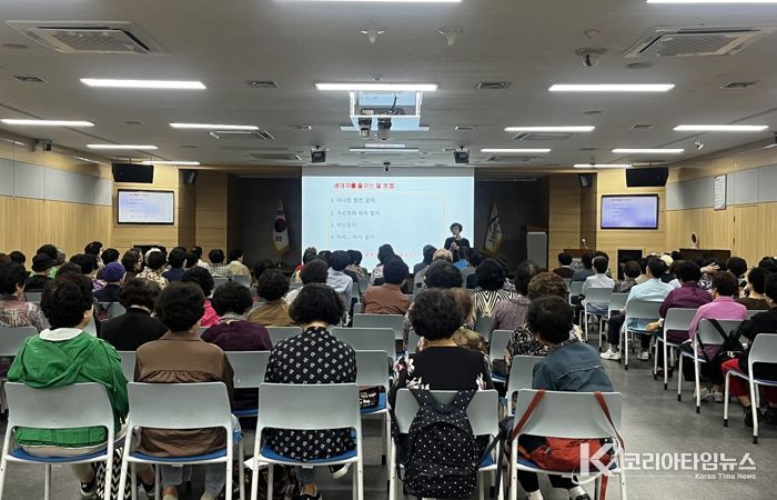 조부모를 위한 특별 교육 ‘음악으로 잇는 세대 다리’ 강의 사진