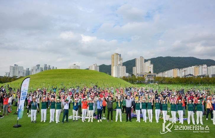 27일 '웰니스노르딕 워킹 대회' 참가자들이 오천그린광장에서 기념촬영을 하고 있다.