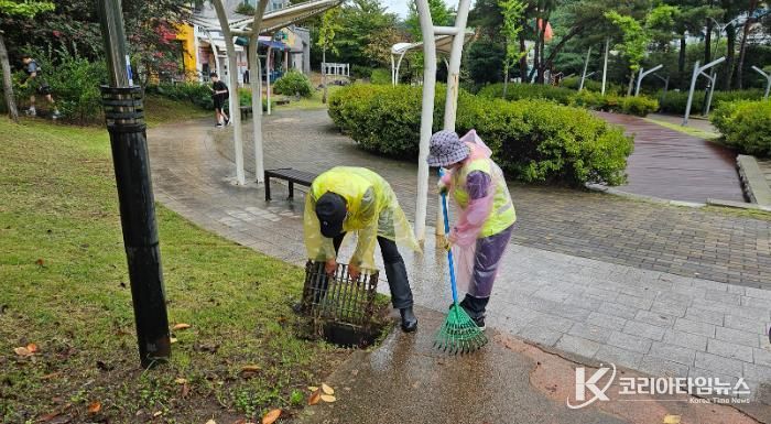 지난 25일 공원녹지관리 작업단이 신대 중앙공원 내 배수로 준설작업을 하고 있다