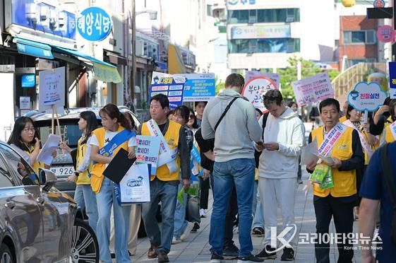 여수시는 지난 9월 23일 이순신광장 일원에서 민‧관 합동 친절관광 캠페인을 펼쳐 추석 연휴와 2026여수세계섬박람회를 앞두고 손님맞이 준비와 친절 서비스 강화에 선제적으로 나섰다.