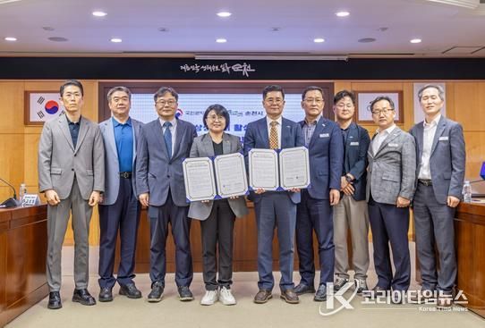 지난 30일 순천시청 소회의실에서 국민권익위원회와 순천시 관계자들이 지방살리기 상생 자매결연 업무협약을 체결하고 기념사진을 촬영하고 있다(좌측에서 네번째 조소영 국민권익위원회 사무처장, 다섯번째 정광현 순천부시장)