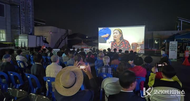 고흥군, ‘2025 찾아가는 영화관’ 성황리 마쳐 (1) - '못 갈데가 없제'를 관람하고 있다