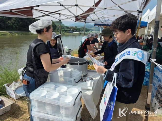 지난 1일, 군 위생팀에서 칠갑문화제 참여 업소를 대상으로 전반적인 위생 점검과 홍보를 진행하고 있다.
