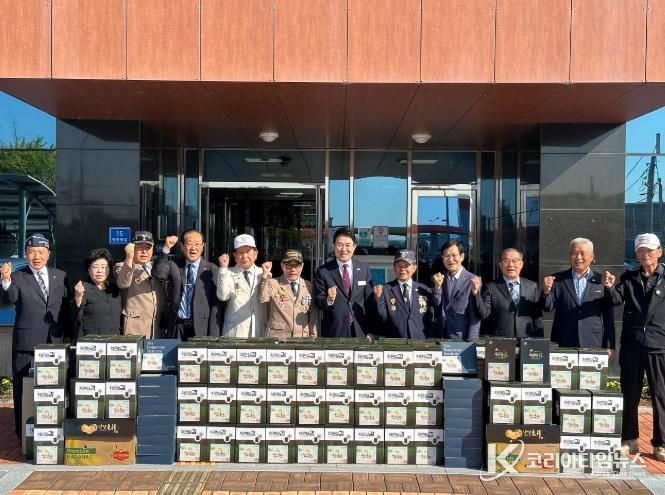지난 1일 노관규 순천시장이 순천시 보훈복지회관을 방문해 나라를 위해 헌신한 보훈대상자에게 감사의 뜻을 표하고 기념사진을 촬영했다.j