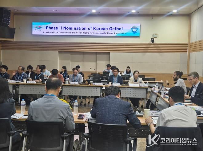 지난 9월 26일 여수시청 회의실에서 국가유산청, 해양수산부, 집필진 등의 사전 브리핑이 진행되고 있다.