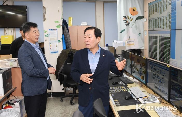 성낙인 창녕군수가 추석 당일 비상근무 현장을 찾아 근무자들을 격려하고 있다.