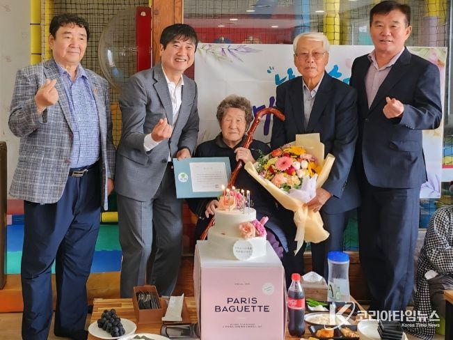 단체사진(왼쪽부터 배대식 이장, 곽용환 읍장, 지복순 어르신)