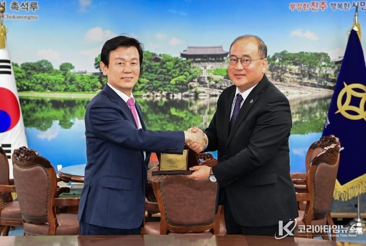 경남신용보증재단, 출연 우수市 선정 감사패 받아