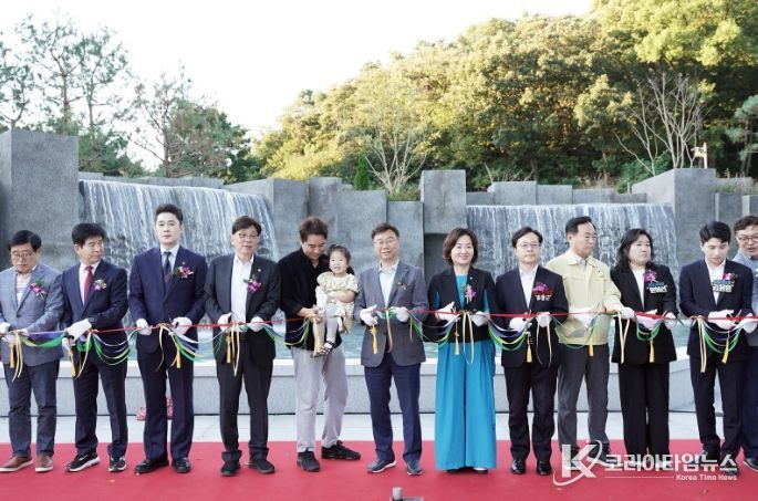 신상진 성남시장이 대원공원 내 테마공원 개장식(2부)에서 개장 테이프 커팅에 참여하고 있다