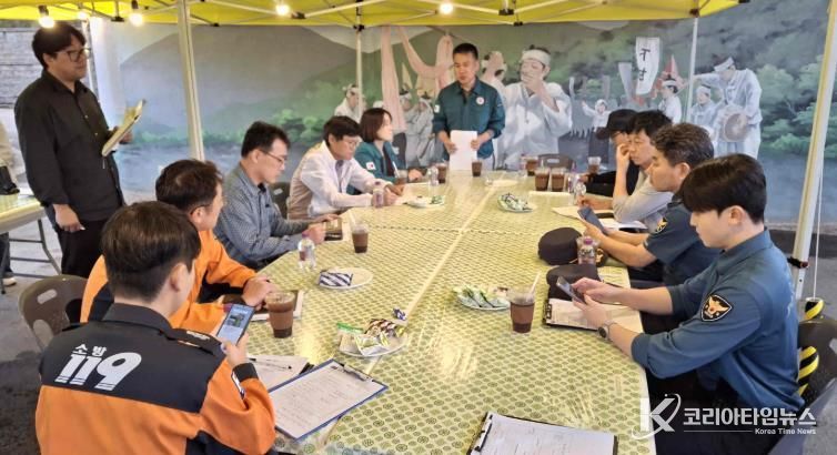 밀양시와 유관기관 관계자들이 ‘2025 밀양강, 시민과 유산을 잇다’ 행사장 점검 후 점검 사항을 공유하고 있다.