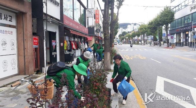 창전동 새마을남녀협의회, 가을맞이 화단 제초 및 환경정비 실시