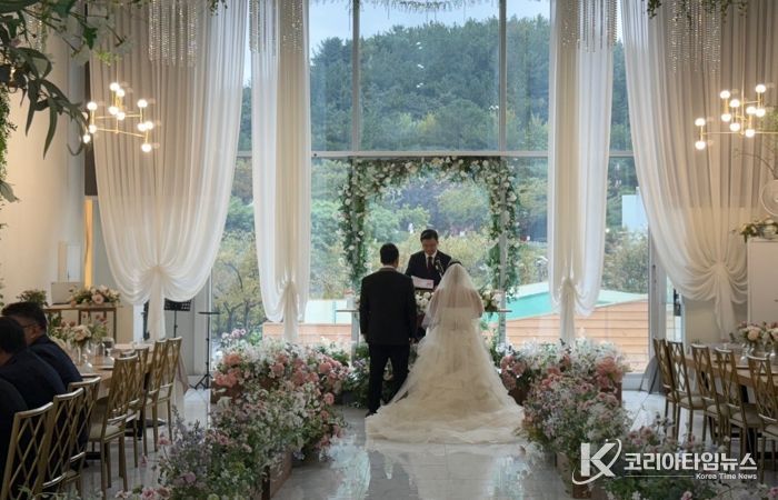 포항시는 지난 18일 올해 다섯 번째 ‘2025 나만의 특별한 작은결혼식’을 스튜디오 루다에서 개최했다.