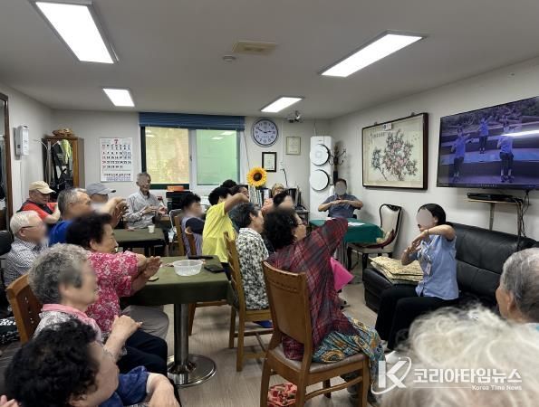 송파구가 경로당 노인을 대상으로 실시하는 ‘찾아가는 안전교육’ 모습