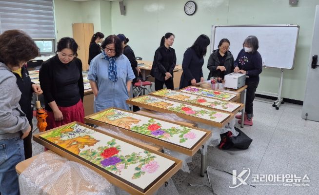 김천시 율곡도서관, '도서관 창작공작소' 민화 작품 전시회