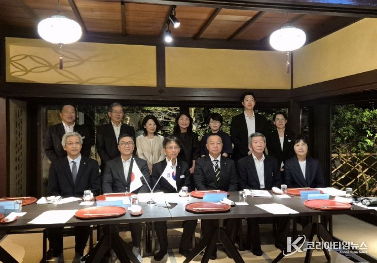 지난 16일 우에마츠 카즈히로 카가와현 지사공실장 주재 환영 만찬 현장, 카가와현, 칸온지시, 사누키시 관계자와 1900년대 초 구룡포에 이주한 어부의 친족들도 참석했다.