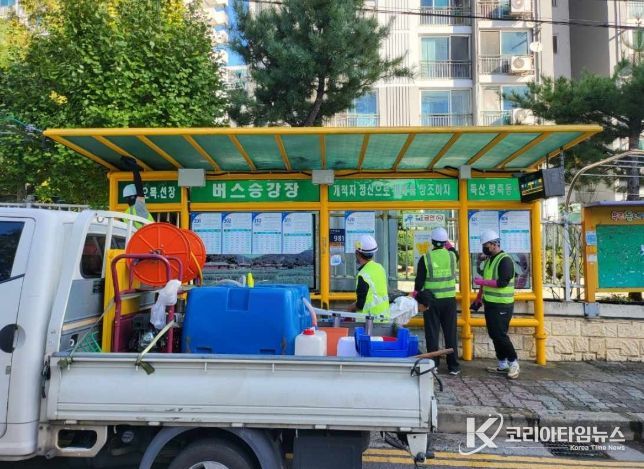 버스승강장 물청소 모습