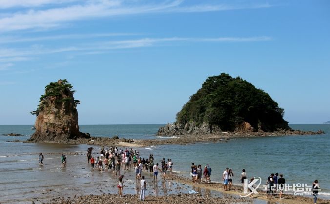 ‘할미 할아비 바위 일부 붕괴’ 태안군 신속복구