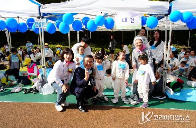 지난해 개최된 꿈나무 가족운동회에 참석한 류경기 중랑구청장과 어린이들의 모습