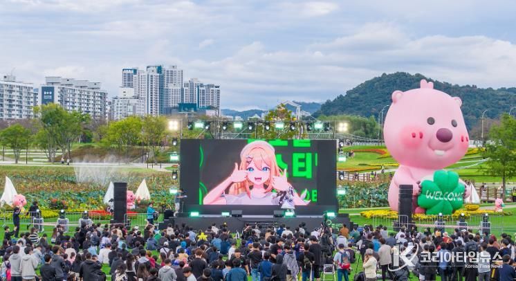 많은 관람객들이 올텐가와 결합한 일러스타 페스를 즐기고 있다