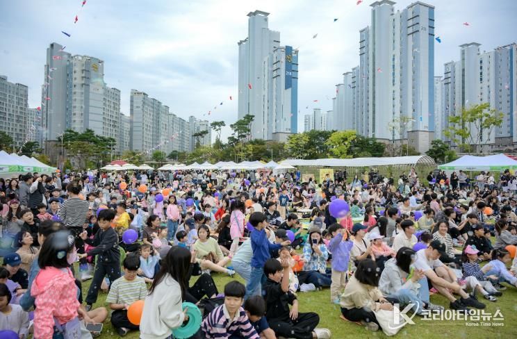 지난 19일 신대도서관 잔디광장에서 열린 ‘신트럴파크 북크닉’ 행사를 즐기고 있는 시민들