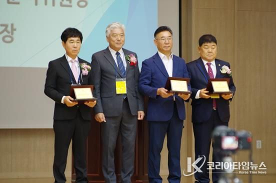 제물포고 부설 방송통신고 개교 50주년 감사패를 수상한 박창호 의원(우측 첫 번째)