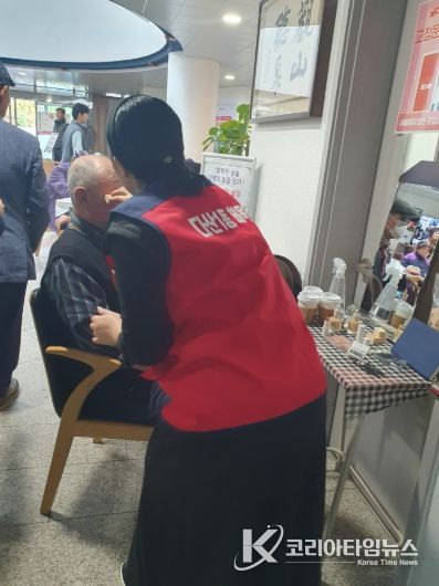 남양주시, 자원봉사자 재능기부로 노인복지관 어르신 장수사진 촬영