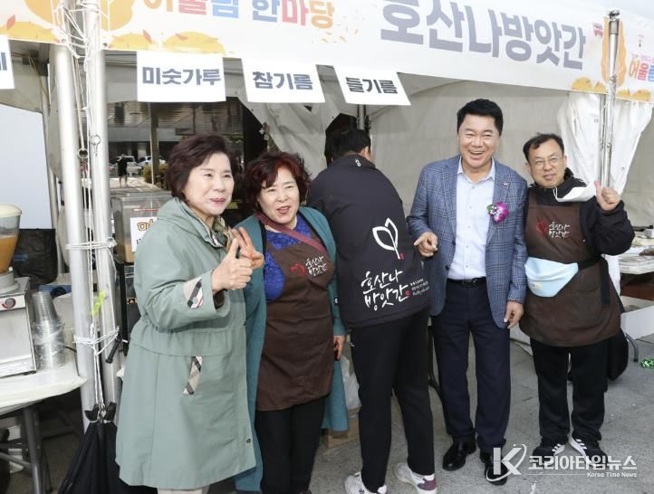 지난해 개최된 소상공인 전통시장 어울림 한마당에 참여한 업체 관계자와 박준희 관악구청장(오른쪽 두 번째)