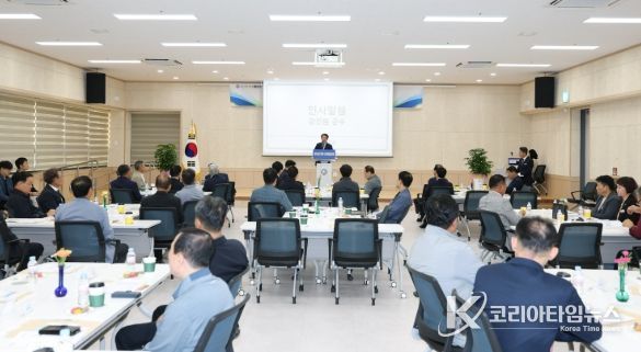 기관단체협의회참석자들이 강진재도약의 결의를 다지고 있다