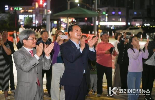 이권재 오산시장이 10월16일 신동아2차아파트 점등식에 참석한 모습