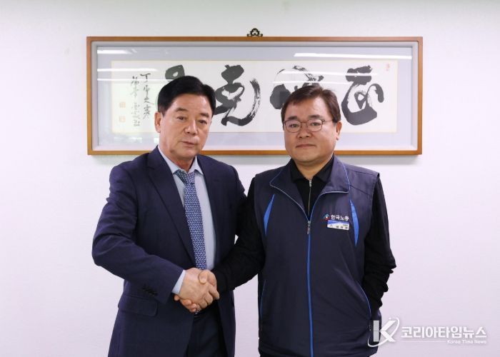 공사 이희석 사장(왼쪽)과 노동조합 이정만 위원장(오른쪽)이 기념 촬영을 하고 있다.
